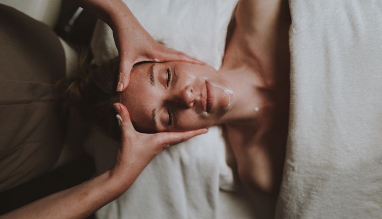 persona che riceve un massaggio alla testa