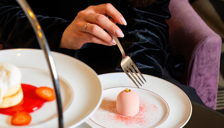 Donna che si gode un dessert in un ristorante