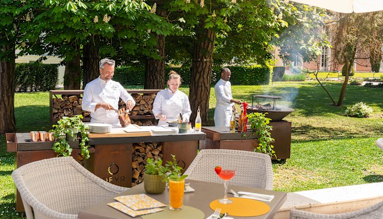 Chef che cucinano all'aperto al Jardin du Trianon