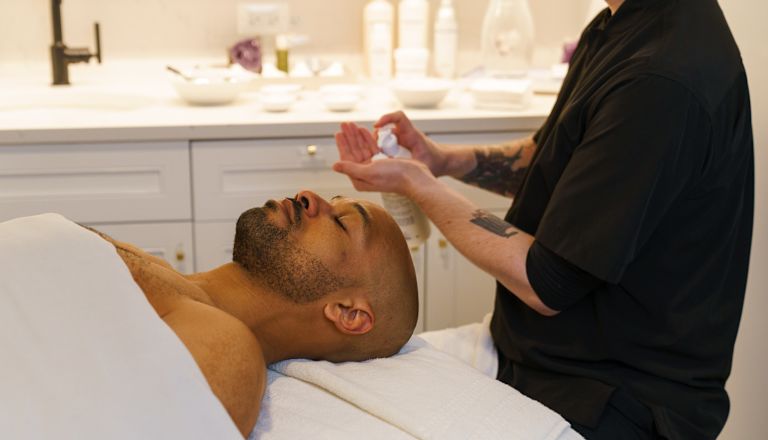 Homem recebendo um tratamento facial no spa
