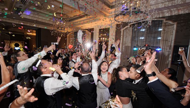 Grupo de pessoas celebrando um casamento