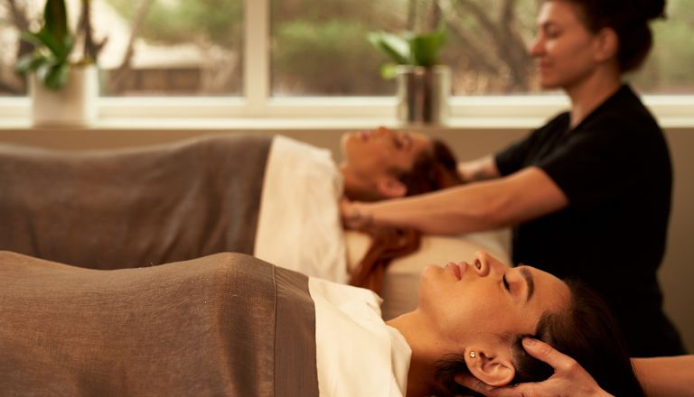 Mulheres fazendo uma massagem no Waldorf Astoria Chicago Spa
