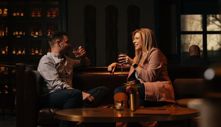 casal bebendo no restaurante Bernards