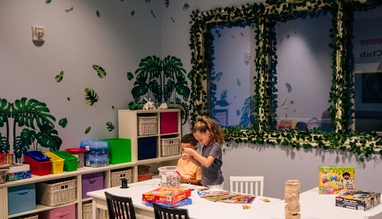 niños en la mesa de manualidades del club para niños