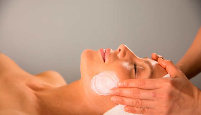 Mujer en el spa WAO recibiendo tratamiento facial