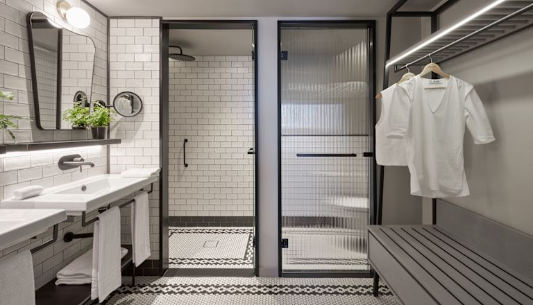 Baño de la suite con cama King