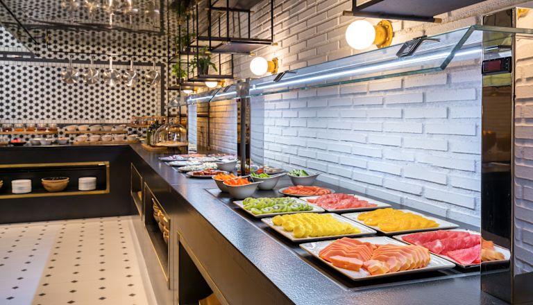 Área de servicio del restaurante tipo bufé