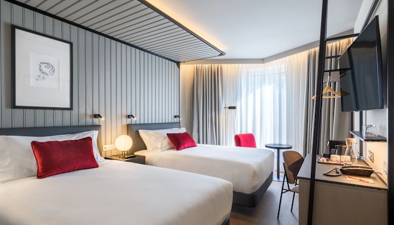Dormitorio con cama doble