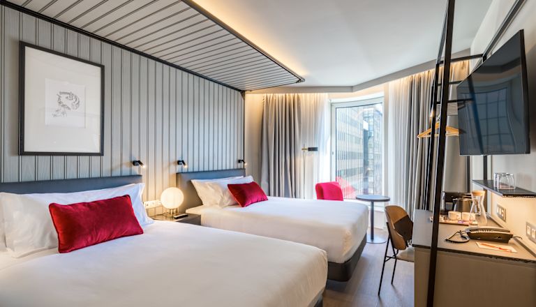 Dormitorio con cama doble