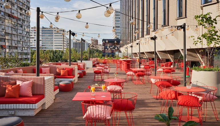 Camión de comidas y terraza Planta Z