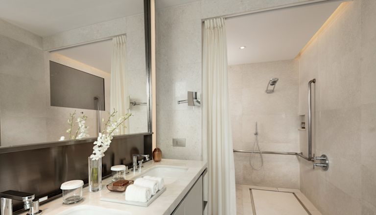 Tweepersoons Deluxe rolstoeltoegankelijke badkamer met inrijdouche