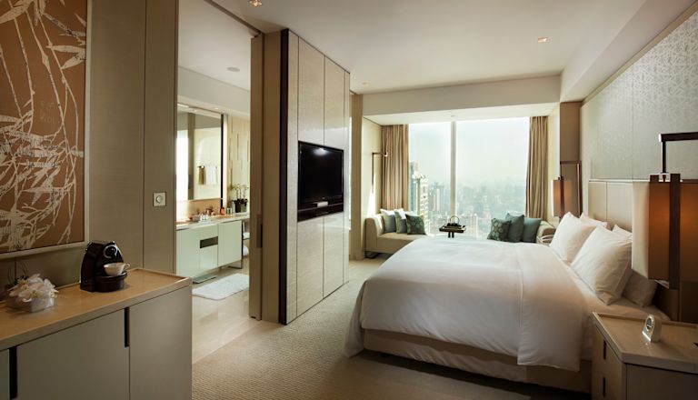 Kingsize bed en groot raam in Deluxe kamer