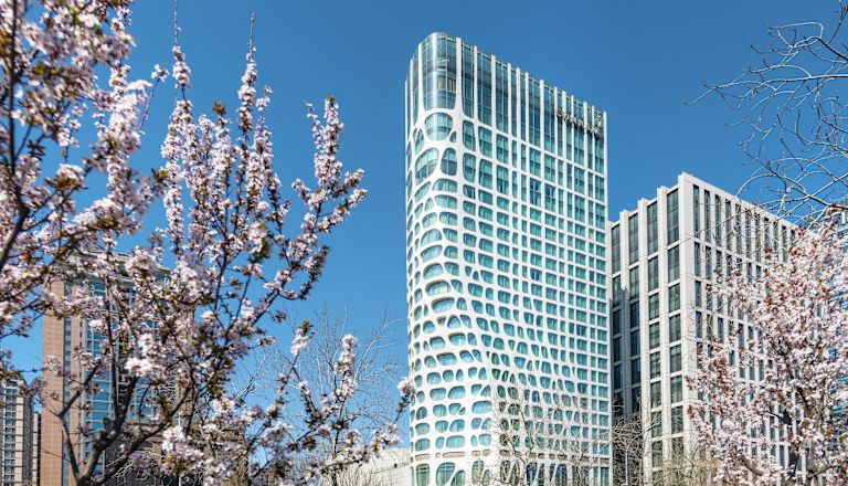 Buitenkant hotel in de lente