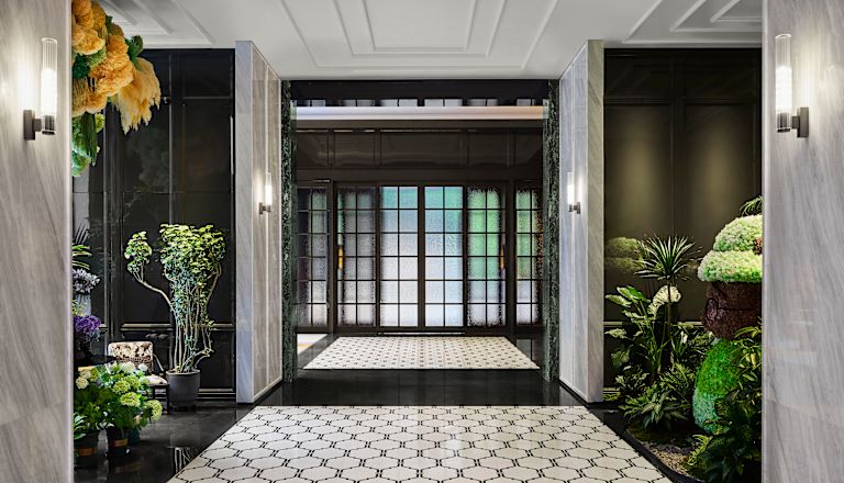 Büyük Giriş Kapılı Otel Lobisi