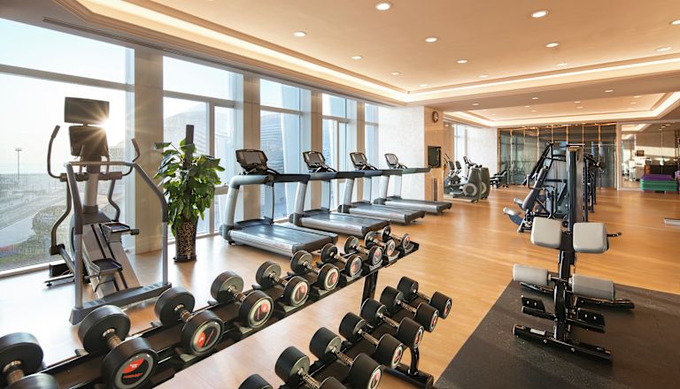 Centrum fitness z obciążnikami i maszynami do ćwiczeń cardio