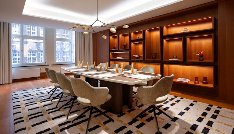 Boardroom 1 mit großen Fenstern