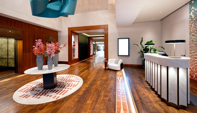 Tisch mit Blumen in der Lobby des Hotels Conrad Hamburg