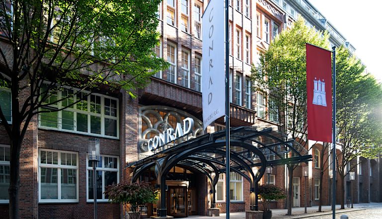 Eingang des Conrad Hamburg Hotel