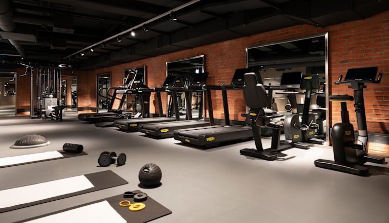 Laufbänder, Crosstrainer und Gewichte in einem Fitnesscenter