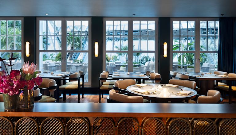 Frühstücksrestaurant, Speisesaal, Blumen, Terrassentische und Pflanzen