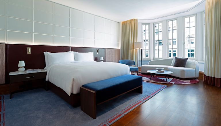 Suite, 1 Kingsize-Bett, Sofa, Kaffeetisch, Fensterblick auf die Stadt