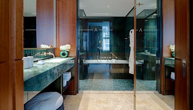 Badezimmer des Zimmers, Toilettentisch, Handtücher, Badewanne, Bademantel