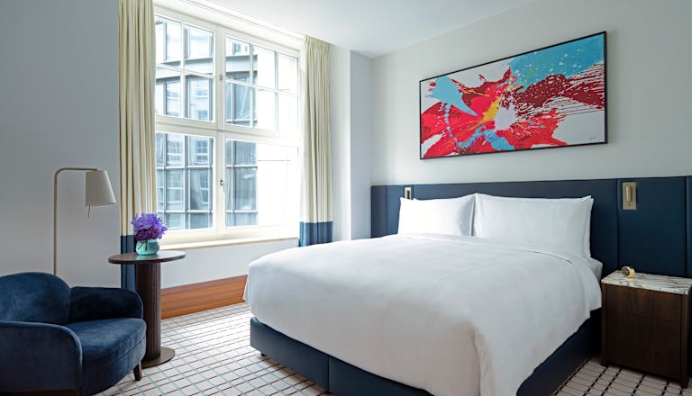 Zimmer mit Schlafzimmer, 1 Bett, Clubsessel, Fensterblick