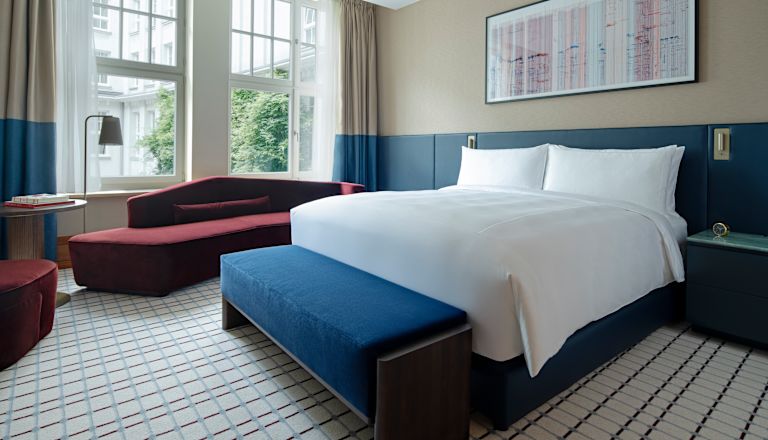 Zimmer, 1 Kingsize-Bett, Sofa, Fensterblick auf die Bäume
