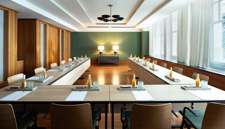 Meetingraum 5 in U-Form angeordnete Tische mit Getränken