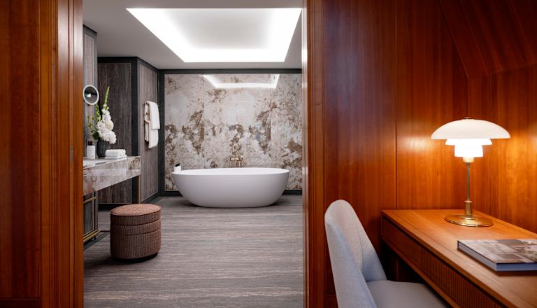 Schreibtisch der Präsidenten Suite, Eingang zum Badezimmer, Badewanne