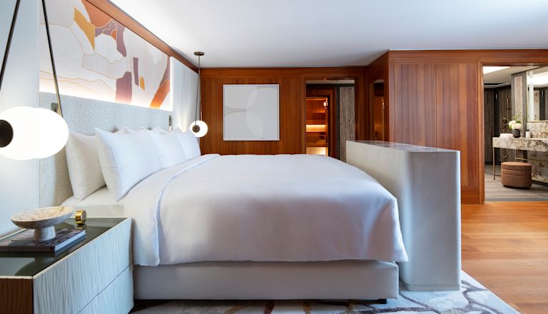 Schlafzimmer der Präsidenten Suite, 1 Bett, Hängelampen, Eingang zum Badezimmer