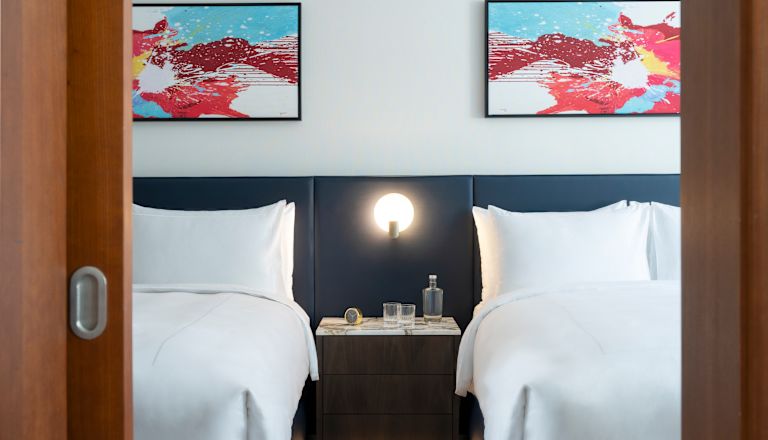 Zimmer, zwei Queensize-Betten, Nachttisch, Lampe