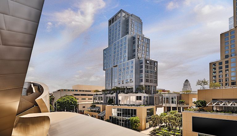 Exteriorul unui hotel cu clădirile din jur