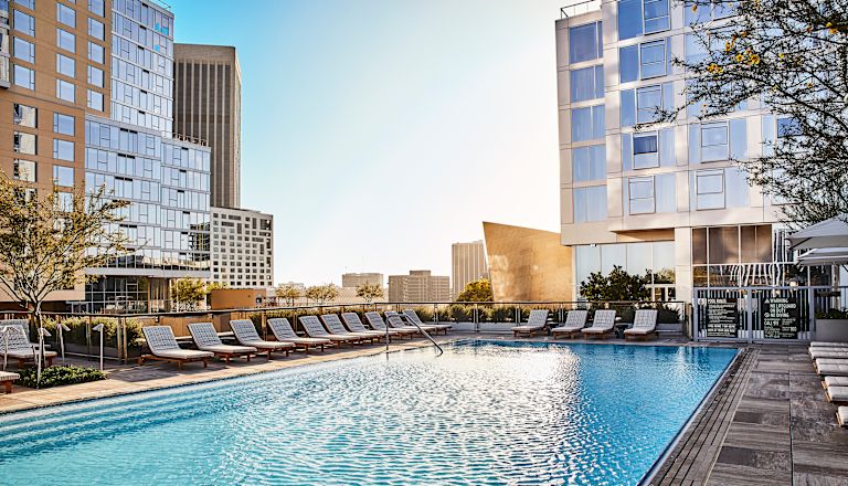 Piscină exterioară cu șezlonguri
