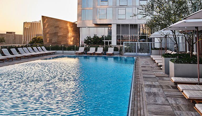 Piscină exterioară cu șezlonguri
