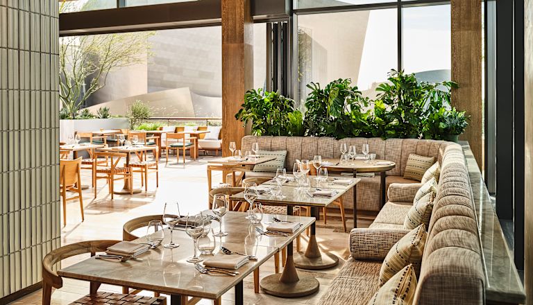 Zonă de restaurant cu mese și scaune