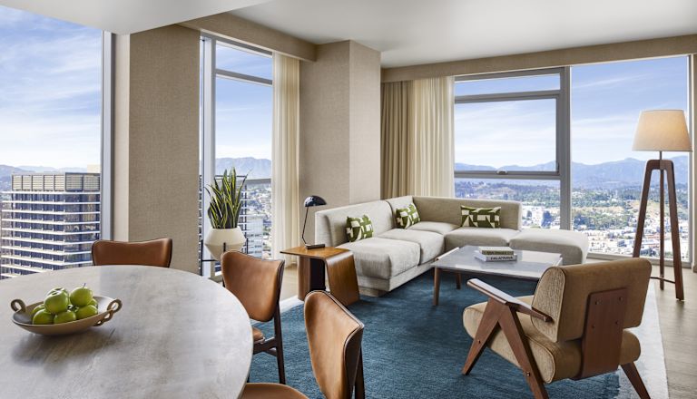 zonă de lounge și masă pentru apartamentul de oaspeți, vedere spre fereastră