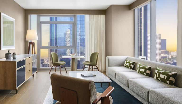 zonă lounge apartament de oaspeți și vedere spre fereastră