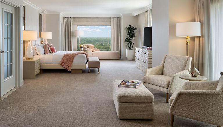 Dormitorio de la suite Presidential con una cama grande y área de estar
