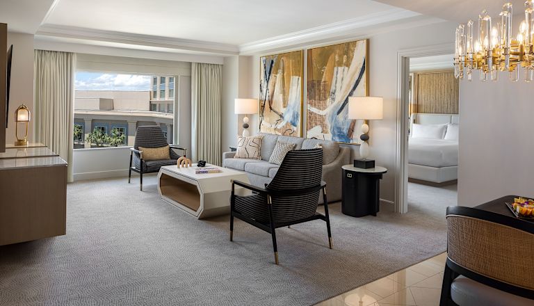 Sala de estar y vista parcial del dormitorio independiente de una suite del hotel