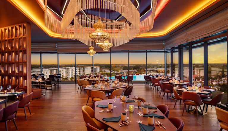 Restaurantul hotelier din locație, zona de luat masa Ceiba, cu mese configurate pentru servire.