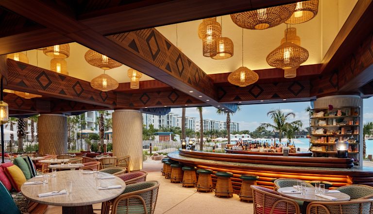 Clubul Papaya, un bar cu patio și zonă de lounge cu atmosferă tropicală.