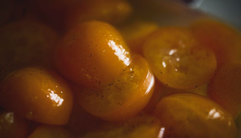 jälkiruokabaari, keltainen tomaattijälkiruokalautanen