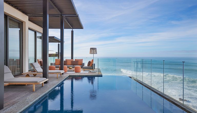 Privat Infinity-pool i Royal-svit med terrass och havsutsikt