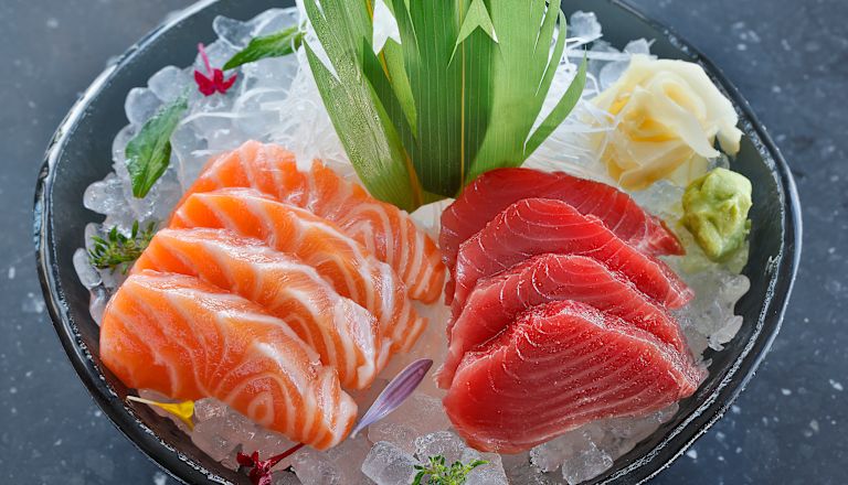 Platta med rå fisk på is på en restaurang