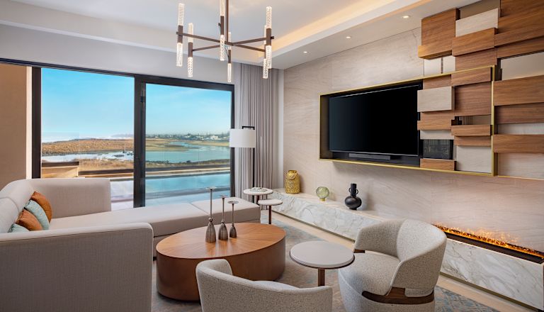 HDTV i vardagsrumsdel i hotellsvit med havsutsikt 