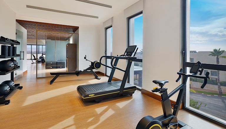 Fitnesscenter med löpbandsvikter och motionscykel