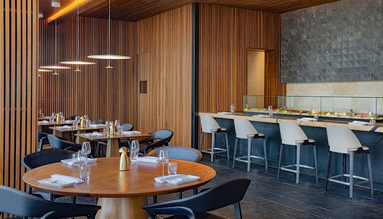 Matplats och barområde på en restaurang