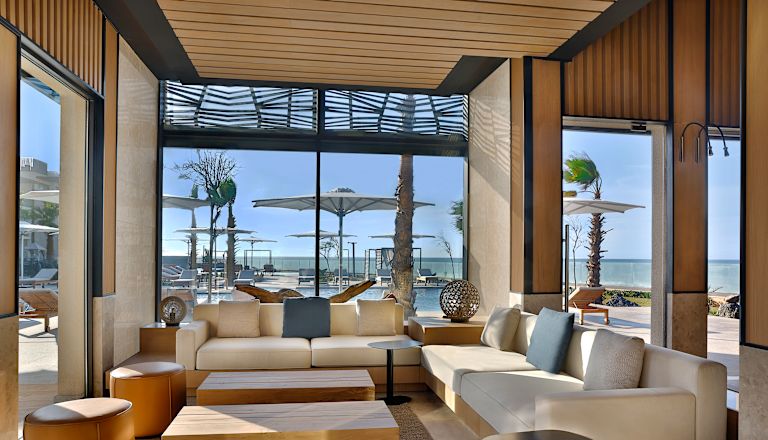 Restaurangterrass med bekväma sittplatser