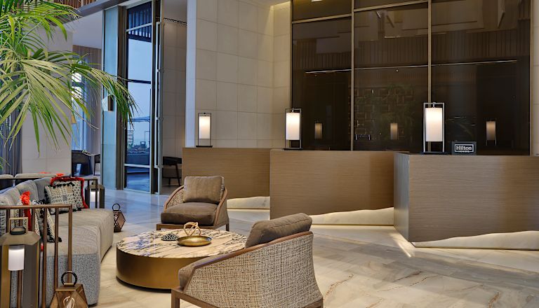 Sittgrupp i hotellets lobby